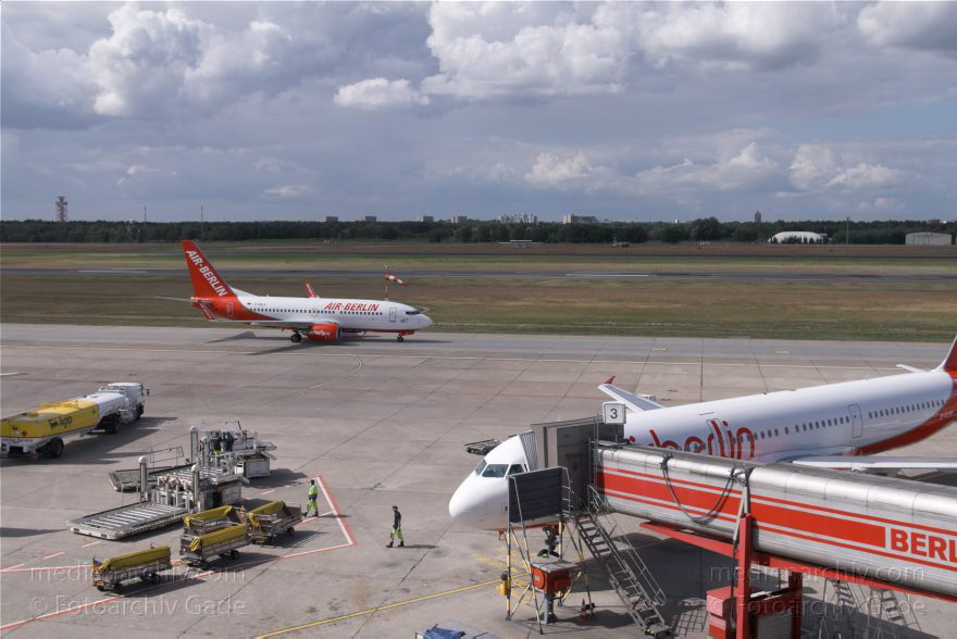Berlin. Flughafen Tegel. Flugzeuge. Flugplatz
20. 6. 2010. Berlin. Tegel. Flughafen Berlin-Tegel. Name: Otto Lilienthal. Flugzeuge. Flugplatz. Flugverkehr.
Schlüsselwörter: Berlin;Deutschland;Flughafen;Flugplatz;Flugzeuge;Germany;Reinickendorf;2010;Tegel