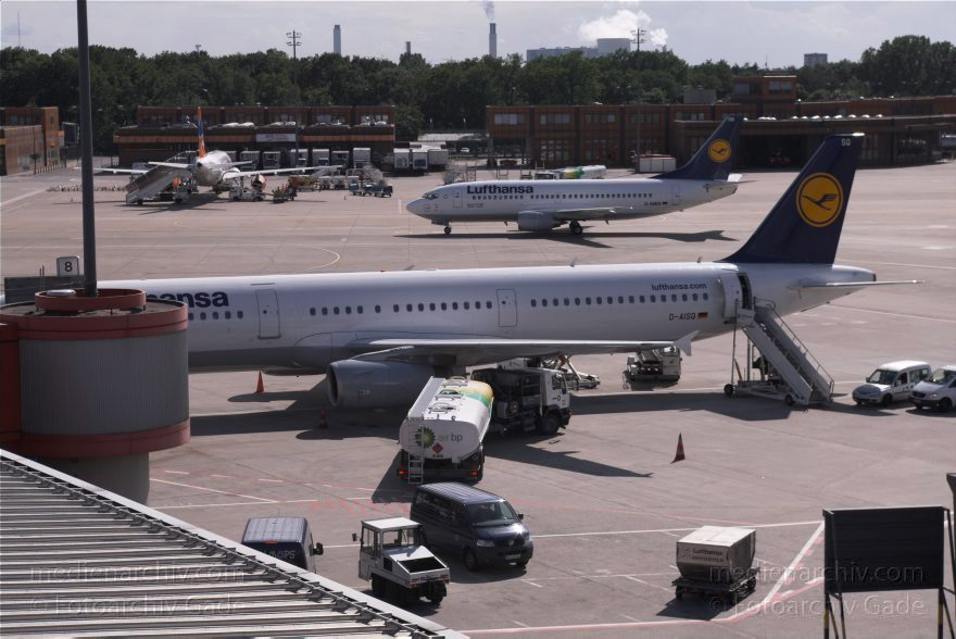 Berlin. Flughafen Tegel. Flugzeuge. Flugplatz
20. 6. 2010. Berlin. Tegel. Flughafen Berlin-Tegel. Name: Otto Lilienthal. Flugzeuge. Flugplatz. Flugverkehr.
Schlüsselwörter: Berlin;Deutschland;Flughafen;Flugplatz;Flugzeuge;Germany;Reinickendorf;2010;Tegel