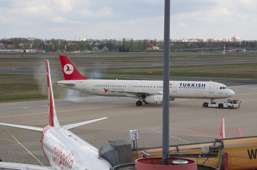 Berlin. Flughafen Tegel. Flugzeuge. Flugplatz
23. 4. 2012. Berlin. Tegel. Flughafen Berlin-Tegel. Name: Otto Lilienthal. Flugzeuge. Flugplatz. Flugverkehr. Flugzeug
Schlüsselwörter: Berlin;Deutschland;Flughafen;Flugplatz;Flugzeuge;Germany;Reinickendorf;2012;Tegel