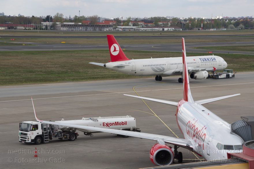 Berlin. Flughafen Tegel. Flugzeuge. Flugplatz
23. 4. 2012. Berlin. Tegel. Flughafen Berlin-Tegel. Name: Otto Lilienthal. Flugzeuge. Flugplatz. Flugverkehr. Flugzeug
Schlüsselwörter: Berlin;Deutschland;Flughafen;Flugplatz;Flugzeuge;Germany;Reinickendorf;2012;Tegel