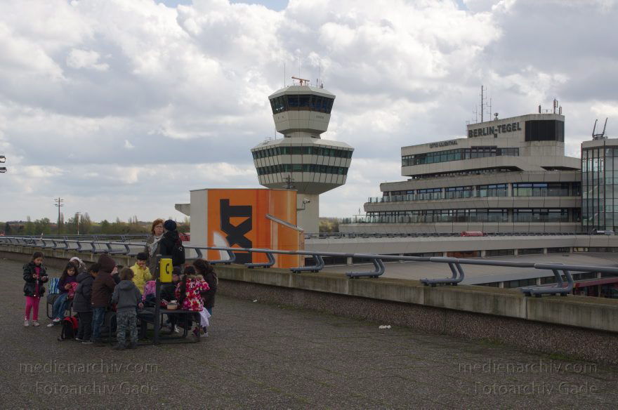 Berlin. Flughafen Tegel. Flugzeuge. Flugplatz
23. 4. 2012. Berlin. Tegel. Flughafen Berlin-Tegel. Name: Otto Lilienthal. Flugzeuge. Flugplatz. Flugverkehr. Flugzeug
Schlüsselwörter: Berlin;Deutschland;Flughafen;Flugplatz;Flugzeuge;Germany;Reinickendorf;2012;Tegel