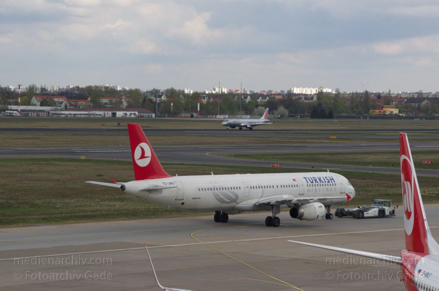 Berlin. Flughafen Tegel. Flugzeuge. Flugplatz
23. 4. 2012. Berlin. Tegel. Flughafen Berlin-Tegel. Name: Otto Lilienthal. Flugzeuge. Flugplatz. Flugverkehr. Flugzeug
Schlüsselwörter: Berlin;Deutschland;Flughafen;Flugplatz;Flugzeuge;Germany;Reinickendorf;2012;Tegel