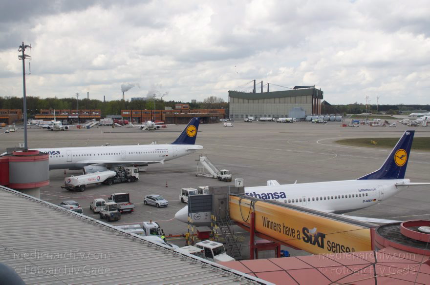 Berlin. Flughafen Tegel. Flugzeuge. Flugplatz
23. 4. 2012. Berlin. Tegel. Flughafen Berlin-Tegel. Name: Otto Lilienthal. Flugzeuge. Flugplatz. Flugverkehr. Flugzeug
Schlüsselwörter: Berlin;Deutschland;Flughafen;Flugplatz;Flugzeuge;Germany;Lufthansa;Reinickendorf;2012;Tegel