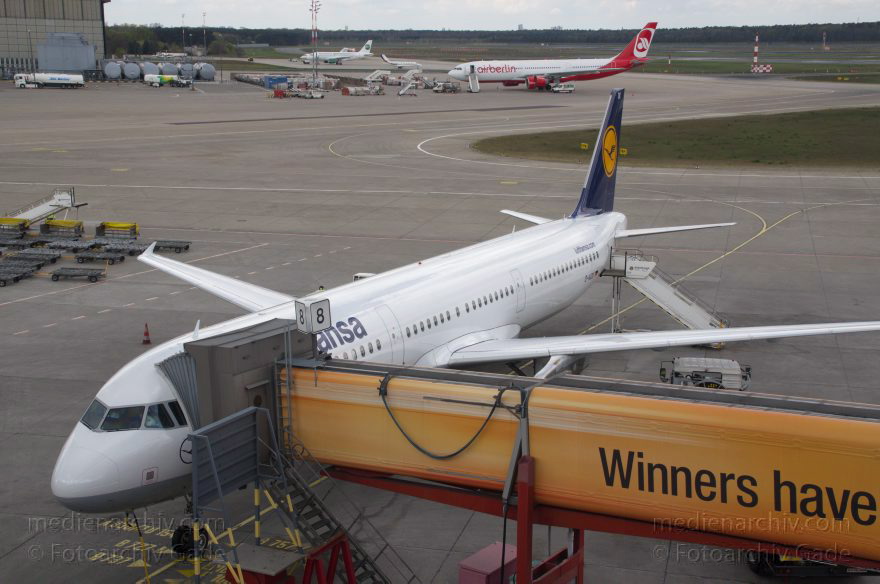 Berlin. Flughafen Tegel. Flugzeuge. Flugplatz
23. 4. 2012. Berlin. Tegel. Flughafen Berlin-Tegel. Name: Otto Lilienthal. Flugzeuge. Flugplatz. Flugverkehr. Flugzeug Lufthansa
Schlüsselwörter: Berlin;Deutschland;Flughafen;Flugplatz;Flugzeuge;Germany;Lufthansa;Reinickendorf;2012;Tegel
