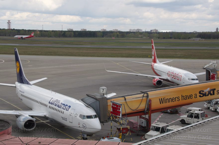 Berlin. Flughafen Tegel. Flugzeuge. Flugplatz
23. 4. 2012. Berlin. Tegel. Flughafen Berlin-Tegel. Name: Otto Lilienthal. Flugzeuge. Flugplatz. Flugverkehr. Flugzeug
Schlüsselwörter: airberlin;Berlin;Deutschland;Flughafen;Flugplatz;Flugzeuge;Germany;Lufthansa;Reinickendorf;2012;Tegel