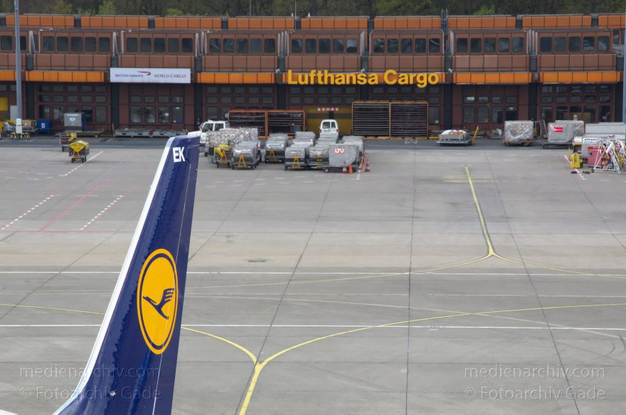 Berlin. Flughafen Tegel. Flugzeuge. Flugplatz
23. 4. 2012. Berlin. Tegel. Flughafen Berlin-Tegel. Name: Otto Lilienthal. Flugzeuge. Flugplatz. Flugverkehr. Flugzeug. Lufthansa
Schlüsselwörter: Berlin;Deutschland;Flughafen;Flugplatz;Flugzeuge;Germany;Lufthansa;Reinickendorf;2012;Tegel