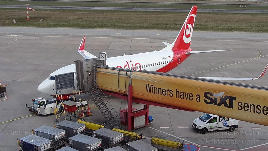Berlin. Flughafen Tegel. Flugzeuge. Flugplatz
24. 3. 2012. Berlin. Tegel. Flughafen Berlin-Tegel. Name: Otto Lilienthal. Flugzeuge. Flugplatz. Flugverkehr.
Schlüsselwörter: airberlin;Berlin;Deutschland;Flughafen;Flugplatz;Flugzeuge;Germany;Reinickendorf;2012;Tegel