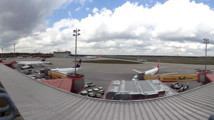 Berlin. Flughafen Tegel. Flugzeuge. Flugplatz
24. 3. 2012. Berlin. Tegel. Flughafen Berlin-Tegel. Name: Otto Lilienthal. Flugzeuge. Flugplatz. Flugverkehr.
Schlüsselwörter: Berlin;Deutschland;Flughafen;Flugplatz;Flugzeuge;Germany;Reinickendorf;2012;Tegel