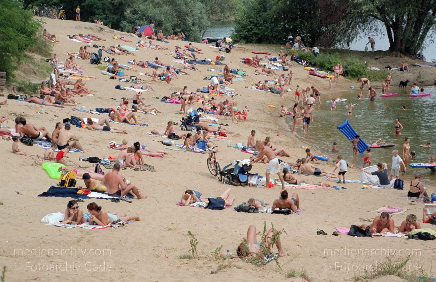 Berlin. Tegel. Badestelle am Flughafensee. Sommer. Strand. Sonnen. Freizeit.
August 2002. Berlin. Tegel. Badestelle am Flughafensee. Sommer. Strand. Sonnen. Freizeit.
Schlüsselwörter: Baden;Berlin;Deutschland;Flughafensee;Freizeit;Germany;Schwimmen;Sommer;Sonnen;Strand;2002;Tegel