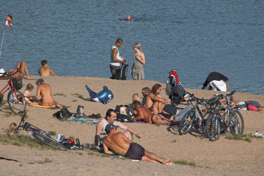 Berlin. Tegel. Am Flughafensee. Sonnen und Baden.
4. 9. 2005. Berlin. Tegel. Am Flughafensee. Sonnen und Baden.
Schlüsselwörter: Baden;Berlin;Deutschland;Flughafensee;Germany;Schwimmen;Sonnen;Strand;2005;Tegel