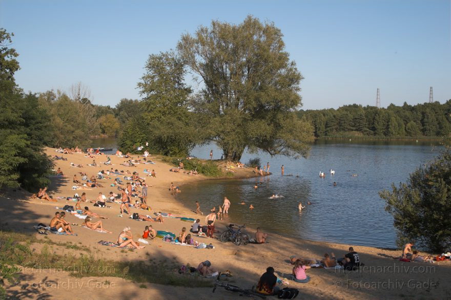 Berlin. Tegel. Am Flughafensee. Sonnen und Baden.
4. 9. 2005. Berlin. Tegel. Am Flughafensee. Sonnen und Baden.
Schlüsselwörter: Baden;Berlin;Deutschland;Flughafensee;Germany;Schwimmen;Sonnen;Strand;2005;Tegel