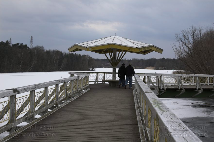 Berlin. Tegel. Der zugefrorene Flughafensee im Winter.
5.3.2006. Berlin. Tegel. Der zugefrorene Flughafensee im Winter.
Schlüsselwörter: Berlin;Deutschland;Eis;Flughafensee;gefroren;Germany;Schnee;Tegel;Winter;2006;zugefroren