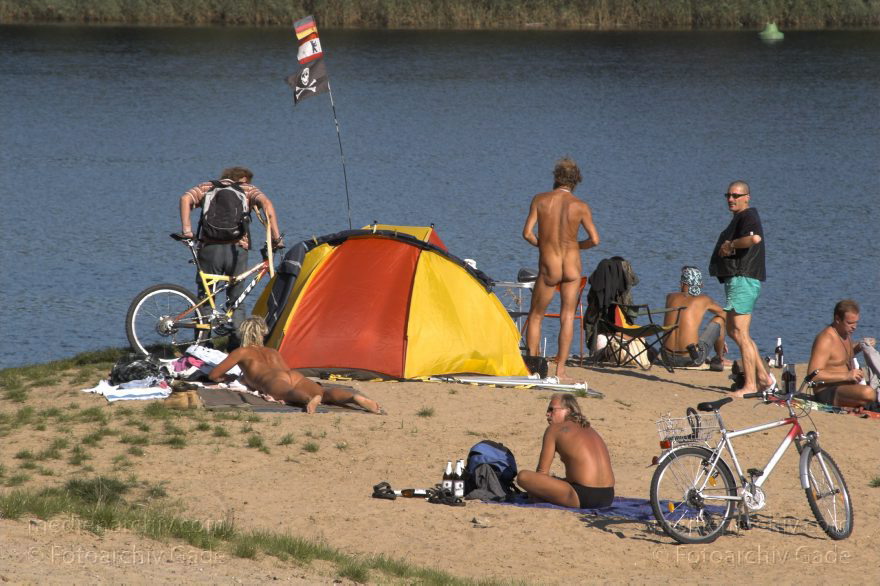 Berlin. Tegel. Am Flughafensee. Baden - Sonnen.
10. 9. 2006. Berlin. Tegel. Am Flughafensee. Baden. Sonnen.
Schlüsselwörter: Berlin;Deutschland;Flughafensee;Freizeit;Germany;Schwimmen;Sonnen;Strand;2006;Tegel