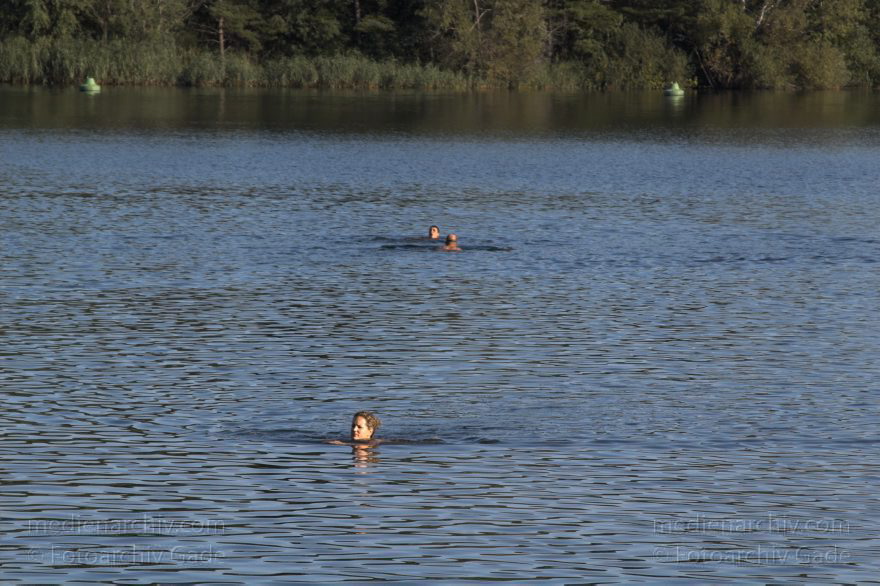 Berlin. Tegel. Am Flughafensee. Baden - Sonnen.
10. 9. 2006. Berlin. Tegel. Am Flughafensee. Baden. Sonnen.
Schlüsselwörter: Berlin;Deutschland;Flughafensee;Freizeit;Germany;Schwimmen;Sonnen;Strand;2006;Tegel