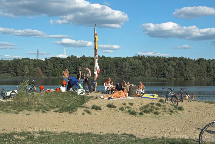 Berlin. Tegel. Am Flughafensee. Eine Gruppe von Arbeitslosen auf einem Hügel mit Flagge.
30. 8. 2008. Berlin. Tegel. Am Flughafensee. Eine Gruppe von Arbeitslosen auf einem Hügel mit Flagge.
Schlüsselwörter: Berlin;Deutschland;Flughafensee;Germany;Schwimmen;Sonnen;Strand;2008;Tegel