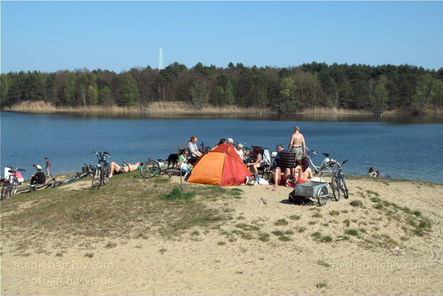 Berlin. Tegel. Am Flughafensee. Baden - Sonnen
25. 4. 2010. Berlin. Tegel. Am Flughafensee. Baden. Sonnen
Schlüsselwörter: Berlin;Deutschland;Flughafensee;Freizeit;Germany;Schwimmen;Sonnen;Strand;2010;Tegel