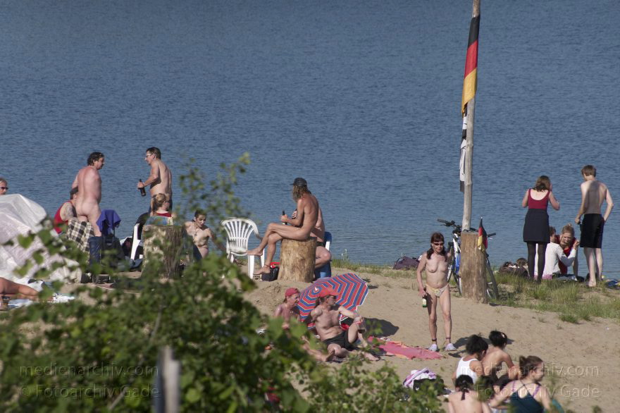Berlin. Reinickendorf. Tegel. Flughafensee. Strand. Sonnen.
5. 6. 2010. Berlin. Reinickendorf. Tegel. Flughafensee. Strand. Sonnen.
Schlüsselwörter: Berlin;Deutschland;Flughafensee;Germany;Reinickendorf;Schwimmen;Sonnen;Strand;2010;Tegel
