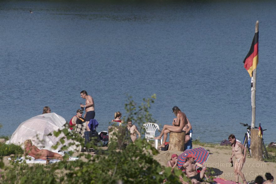 Berlin. Reinickendorf. Tegel. Flughafensee. Strand. Sonnen.
5. 6. 2010. Berlin. Reinickendorf. Tegel. Flughafensee. Strand. Sonnen.
Schlüsselwörter: Berlin;Deutschland;Flughafensee;Germany;Reinickendorf;Schwimmen;Sonnen;Strand;2010;Tegel