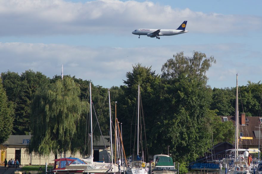 Berlin. Tegeler See. Flugzeug im Landeandflug. Marina
12. 8. 2012. Berlin. Tegel. Flugzeug im Landeandflug auf den Flugplatz Tegel. Tegeler See. Bootsliegeplatz. Marina. Boote
Schlüsselwörter: Airport Tegel;Berlin;Boote;Deutschland;Flughafen;Flughafen Tegel;Flugplatz;Flugzeuge;Germany;Landeanflug;Liegeplatz;Lufthansa;Marina;Reinickendorf;2012;Tegel