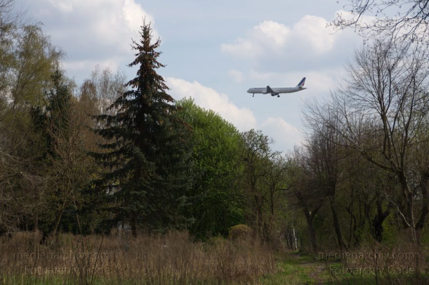 Berlin. Tegel. Saatwinkel. Landende Flugzeuge dicht über dem Boden. Landeanflug zum Flughafen Tegel.
14. 4. 2012. Berlin. Tegel. Saatwinkel. Landende Flugzeuge dicht über dem Boden. Landeanflug zum Flughafen Tegel.
Schlüsselwörter: Berlin;Deutschland;Flughafen;Flugplatz;Flugzeuge;Germany;Reinickendorf;2012;Tegel
