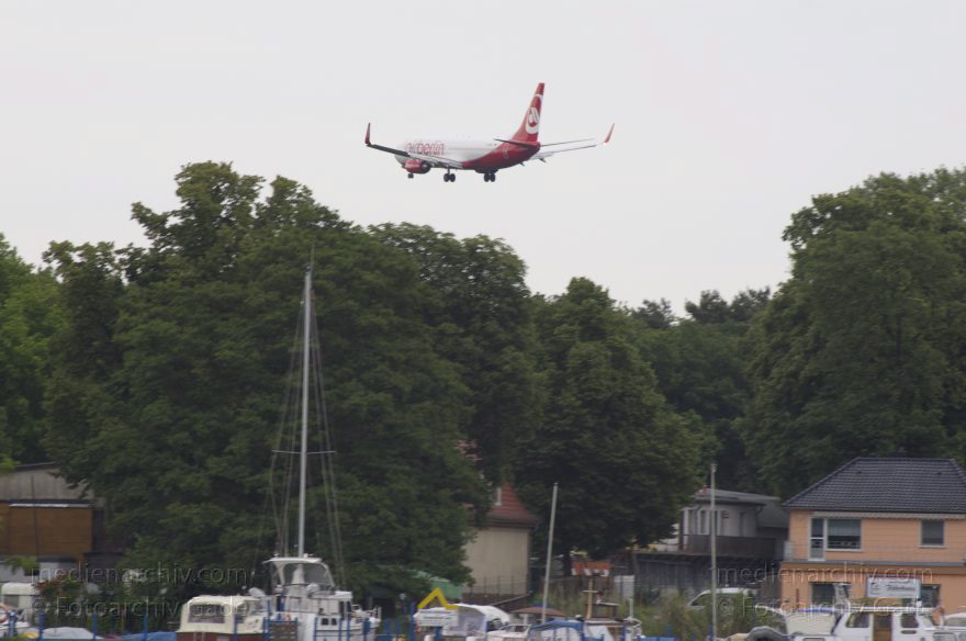 Berlin. Tegeler See. Flugzeug im Landeandflug. Marina
12. 8. 2012. Berlin. Tegel. Flugzeug im Landeandflug auf den Flugplatz Tegel. Tegeler See. Bootsliegeplatz. Marina. Boote
Schlüsselwörter: Berlin;Boote;Deutschland;Flugzeuge;Germany;Landeanflug;Liegeplatz;Marina;2012;Tegel
