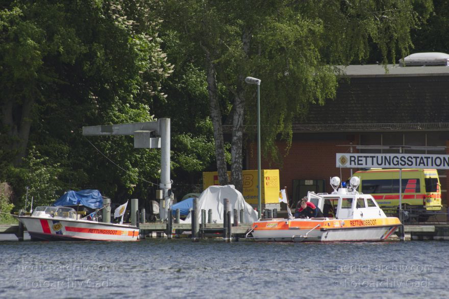 Berlin. Tegeler See. ASB Rettungstation
17. 5. 2015. Berlin. Reinickendorf. Tegeler See. ASB Rettungstation. Wasserrettungsdienst
Schlüsselwörter: 2015;Berlin;Boot;Reinickendorf;Rettungsstation;Tegel;Tegeler See;Wasserrettungsdienst