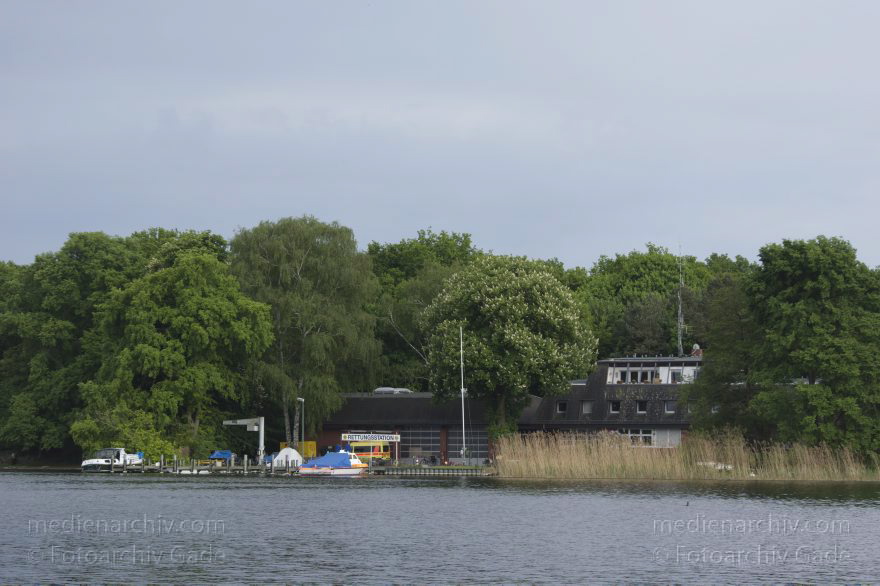 Berlin. Tegeler See. ASB Rettungstation
17. 5. 2015. Berlin. Reinickendorf. Tegeler See. ASB Rettungstation. Wasserrettungsdienst
Schlüsselwörter: 2015;ASB Rettungstation;Berlin;Boote;Reinickendorf;Tegel;Tegeler See;Wasserrettungsdienst