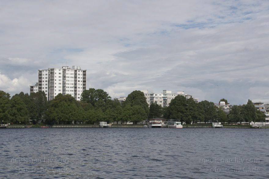 Berlin. Tegel. Tegeler See. Anlegestelle für Ausflugsdampfer. Fahrgastschiffe
31. 8. 2011. Berlin. Tegel. Tegeler See. Anlegestelle für Ausflugsdampfer. Fahrgastschiffe
Schlüsselwörter: Ausflugsdampfer;Berlin;Boote;Deutschland;Fahrgastschiffe;Germany;Hafen;Liegeplatz;Schiffe;Tegel;2011;Tegeler See