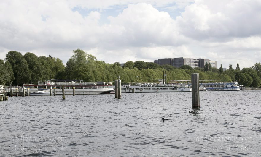 Berlin. Tegel. Tegeler See. Anlegestelle der Ausflugsdampfer. Fahrgastschiffe
31. 8. 2011. Berlin. Tegel. Tegeler See. Anlegestelle der Ausflugsdampfer. Fahrgastschiffe
Schlüsselwörter: Anlegestelle;Ausflugsdampfer;Berlin;Boote;Deutschland;Fahrgastschiffe;Germany;Tegel;2011;Tegeler See