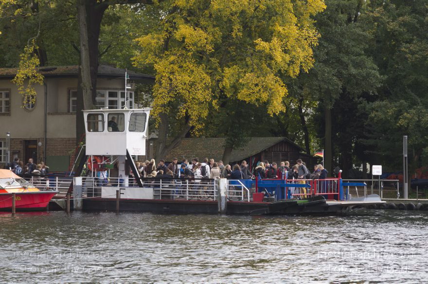Berlin. Tegeler See. Insel Scharfenberg. Schüler auf der Autofähre
17. 10. 2013. Berlin. Tegel. Tegeler See. Insel Scharfenberg. Schüler auf der Autofähre. Schiff
Schlüsselwörter: Autofähre;Berlin;Boot;Boote;Fähre;Germany;Insel;Kinder;Reinickendorf;Scharfenberg;Schiff;Schüler;Tegel;2013;Tegeler See
