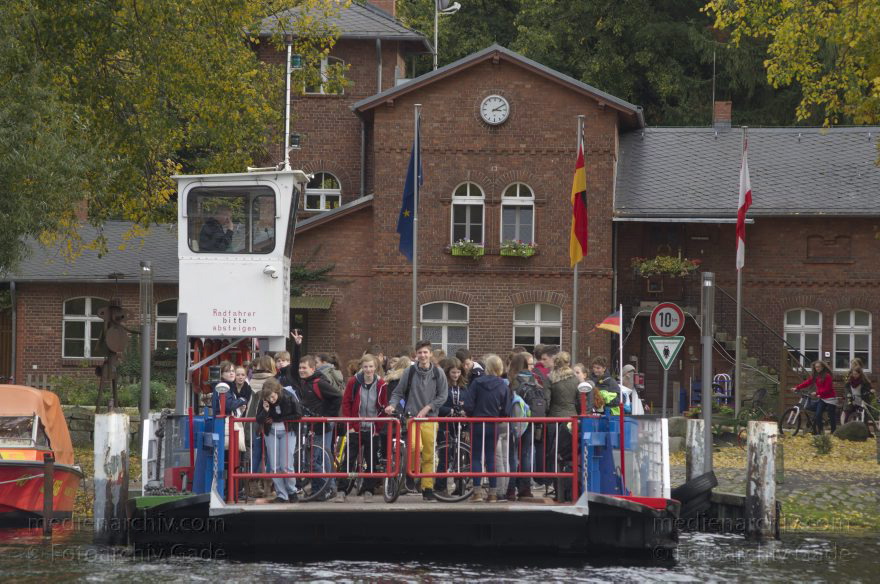 Berlin. Tegeler See. Insel Scharfenberg. Schüler auf der Autofähre
17. 10. 2013. Berlin. Tegel. Tegeler See. Insel Scharfenberg. Schüler auf der Autofähre. Schiff
Schlüsselwörter: Autofähre;Berlin;Boot;Boote;Fähre;Germany;Insel;Kinder;Reinickendorf;Scharfenberg;Schiff;Schüler;Tegel;2013;Tegeler See