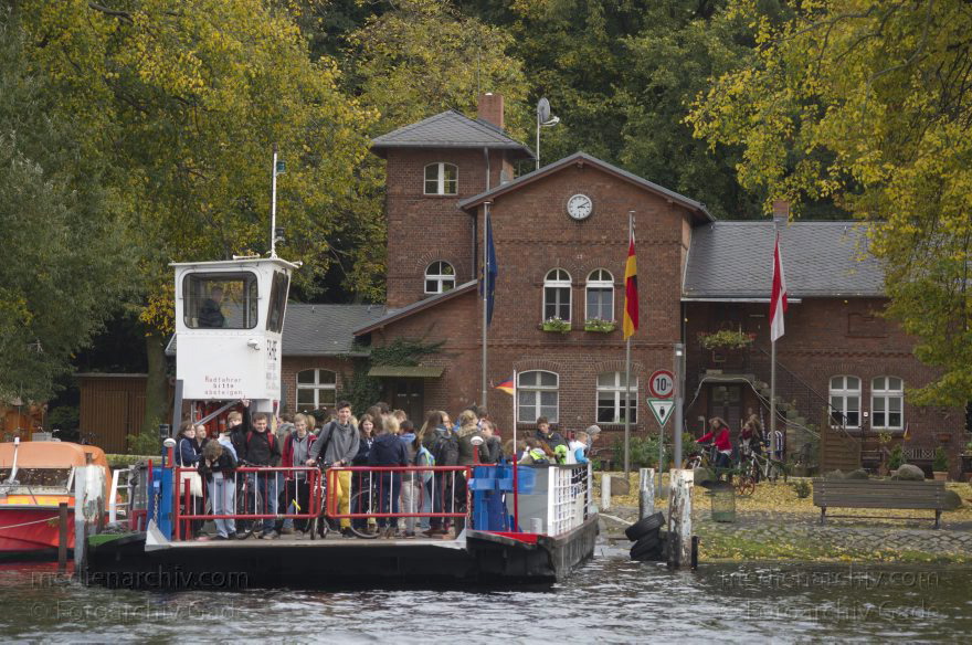 Berlin. Tegeler See. Insel Scharfenberg. Schüler auf der Autofähre
17. 10. 2013. Berlin. Tegel. Tegeler See. Insel Scharfenberg. Schüler auf der Autofähre. Schiff
Schlüsselwörter: Autofähre;Berlin;Boot;Boote;Fähre;Germany;Insel;Kinder;Reinickendorf;Scharfenberg;Schiff;Schüler;Tegel;2013;Tegeler See