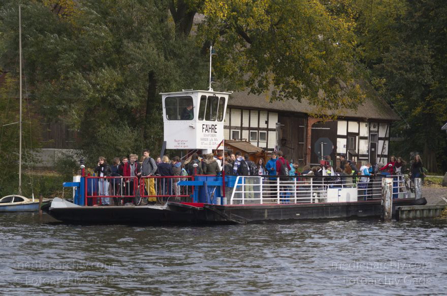 Berlin. Tegeler See. Insel Scharfenberg. Schüler auf der Autofähre
17. 10. 2013. Berlin. Tegel. Tegeler See. Insel Scharfenberg. Schüler auf der Autofähre. Schiff
Schlüsselwörter: Autofähre;Berlin;Boot;Boote;Fähre;Germany;Insel;Kinder;Reinickendorf;Scharfenberg;Schiff;Schüler;Tegel;2013;Tegeler See