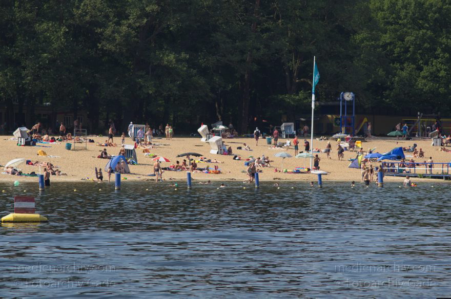Berlin. Tegel. Tegeler See. Schwimmbad am Strand
27. 7. 2012. Berlin. Tegel. Tegeler See. Schwimmbad am Strand
Schlüsselwörter: Badeanstalt;Berlin;Boote;Deutschland;Freibad;Germany;Schwimmbad;Strand;Tegel;2012;Tegeler See