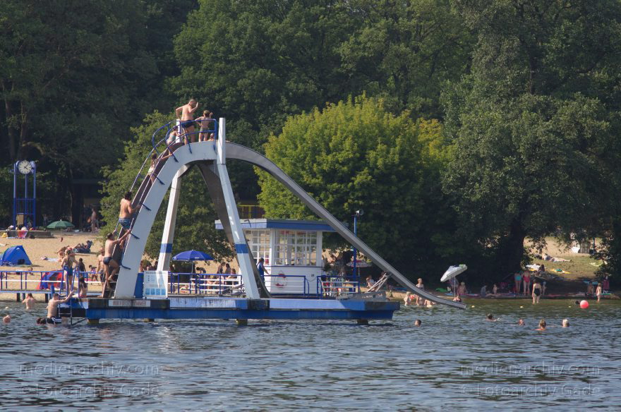 Berlin. Tegel. Tegeler See. Schwimmbad am Strand. Wasserrutsche
27. 7. 2012. Berlin. Tegel. Tegeler See. Schwimmbad am Strand. Wasserrutsche
Schlüsselwörter: Badeanstalt;Berlin;Boote;Deutschland;Freibad;Germany;Schwimmbad;Strand;Tegel;Tegeler See;2012;Wasserrutsche