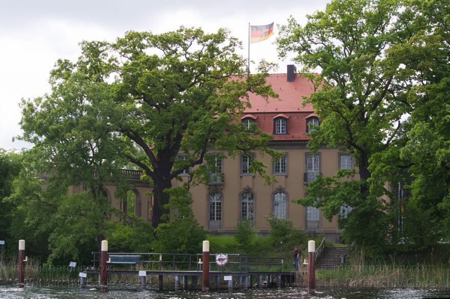 Berlin. Tegel. Tegeler Schloss. Akademie Auswärtiger Dienst. Villa Borsig
13. 5. 2013. Berlin. Tegel. Tegeler Schloss. Akademie Auswärtiger Dienst. Villa Borsig
Schlüsselwörter: Akademie Auswärtiger Dienst;Berlin;Deutschland;Germany;Tegel;Tegeler Schloss;Tegeler See;2013;Villa Borsig