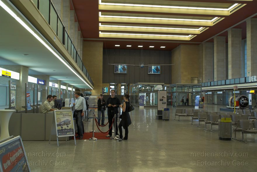 Berlin. Tempelhof. Flughafen Tempelhof.
23. 8. 2008. Berlin. Tempelhof. Flughafen Tempelhof.
Schlüsselwörter: Abfertigungshalle;Berlin;Deutschland;Flughafen;Flughafen Tempelhof;Germany;2008;Tempelhof