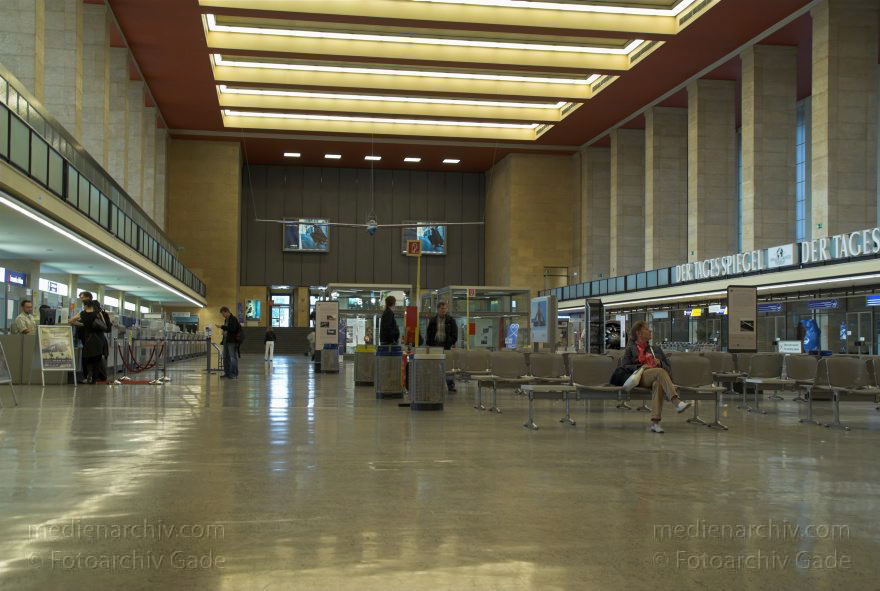 Berlin. Tempelhof. Flughafen Tempelhof.
23. 8. 2008. Berlin. Tempelhof. Flughafen Tempelhof.
Schlüsselwörter: Abfertigungshalle;Berlin;Deutschland;Flughafen;Flughafen Tempelhof;Germany;2008;Tempelhof
