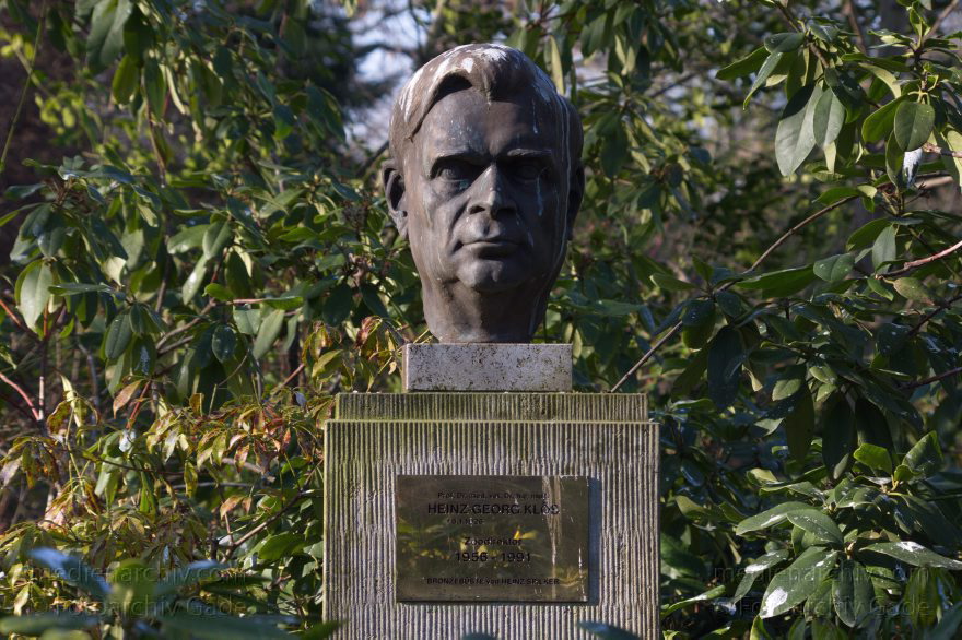 Berlin. Tiergarten. Zoo Berlin
13. 3. 2014. Berlin. Mitte. Tiergarten. Zoo Berlin. Bronzebüste. Zirkusdirektor Heinz Georg Klös
Schlüsselwörter: Berlin;Bronzebüste;Büste;Mitte;Tiergarten;Zirkusdirektor;2014;Zoo