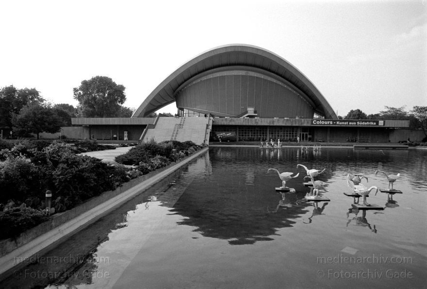 Berlin. Tiergarten. Kongresshalle. Schwangere Auster
1996. Berlin. Mitte. Tiergarten. Kongresshalle. Schwangere Auster. Wasserbecken
Schlüsselwörter: Berlin;Deutschland;Germany;Kongresshalle;Schwanger Auster;Schwangere Auster;1996;Tiergarten