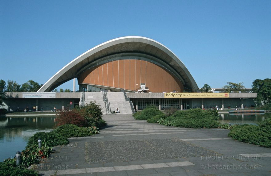 Berlin. Tiergarten. Kongresshalle. Schwangere Auster
28. 9. 2003. Berlin. Mitte. Tiergarten. Kongresshalle. Schwangere Auster. Wasserbecken. Haus der Kulturen der Welt
Schlüsselwörter: Berlin;Deutschland;Germany;Kongresshalle;Schwanger Auster;Schwangere Auster;2003;Tiergarten