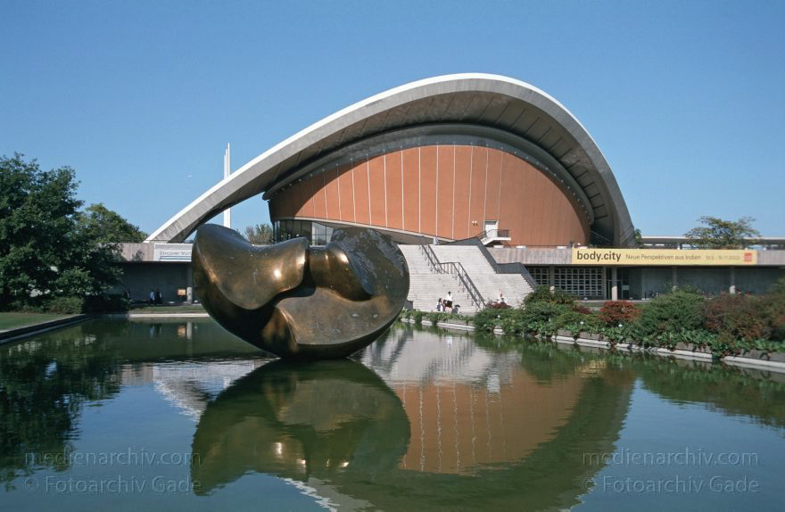 Berlin. Tiergarten. Kongresshalle. Schwangere Auster
28. 9. 2003. Berlin. Mitte. Tiergarten. Kongresshalle. Schwangere Auster. Wasserbecken. Haus der Kulturen der Welt
Schlüsselwörter: Berlin;Deutschland;Germany;Kongresshalle;Schwanger Auster;Schwangere Auster;2003;Tiergarten