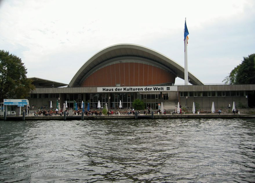 Berlin. Tiergarten. Kongresshalle. Schwangere Auster
3. 10. 2003. Berlin. Mitte. Tiergarten. Kongresshalle. Schwangere Auster. Wasserbecken
Schlüsselwörter: Berlin;Deutschland;Germany;Kongresshalle;Schwanger Auster;Schwangere Auster;2003;Tiergarten