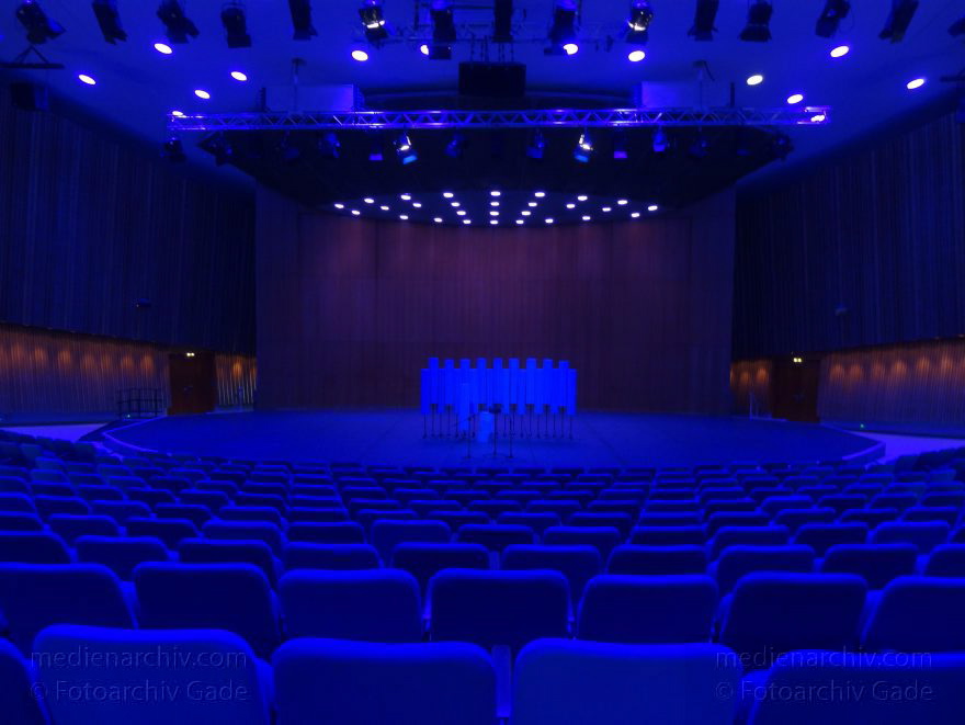 Berlin. Tiergarten. Kongresshalle. Schwangere Auster. Haus der Kulturen der Welt.
22. 9. 2012. Berlin. Mitte. Tiergarten. Kongresshalle. Andere Bezeichnungen: Schwangere Auster. Haus der Kulturen der Welt.
Schlüsselwörter: Berlin;Deutschland;Germany;Haus der Kulturen;Kongresshalle;Mitte;Schwangere Auster;2012;Tiergarten
