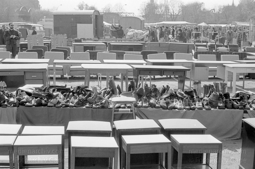 Berlin. Tiergarten. Nähe: Potsdamer Platz. Der Flohmarkt Krempelmarkt.
April 1989. Berlin. Mitte. Tiergarten. Nähe: Potsdamer Platz. Der Flohmarkt 'Krempelmarkt'.
Schlüsselwörter: Berlin;Deutschland;Flohmarkt;Germany;Krempelmarkt;Potsdamer Platz;1989;Tiergarten