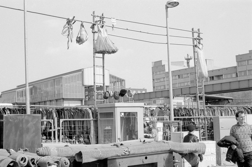 Berlin. Tiergarten. Nähe: Potsdamer Platz. Der Flohmarkt Krempelmarkt.
April 1989. Berlin. Mitte. Tiergarten. Nähe: Potsdamer Platz. Der Flohmarkt 'Krempelmarkt'.
Schlüsselwörter: Berlin;Deutschland;Flohmarkt;Germany;Krempelmarkt;Potsdamer Platz;1989;Tiergarten