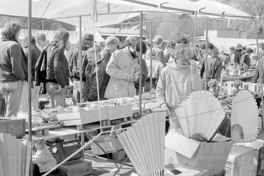 Berlin. Tiergarten. Nähe: Potsdamer Platz. Der Flohmarkt Krempelmarkt.
April 1989. Berlin. Mitte. Tiergarten. Nähe: Potsdamer Platz. Der Flohmarkt 'Krempelmarkt'.
Schlüsselwörter: Berlin;Deutschland;Flohmarkt;Germany;Krempelmarkt;Potsdamer Platz;1989;Tiergarten