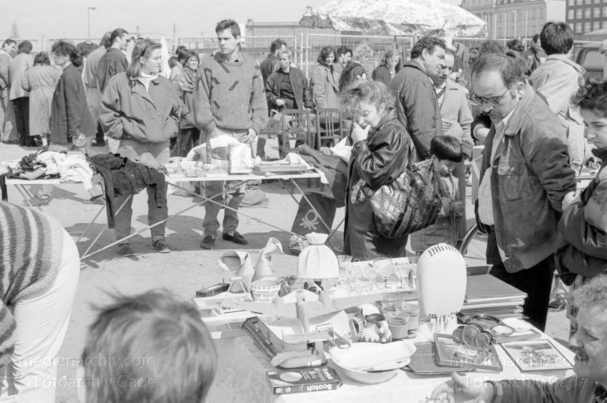 Berlin. Tiergarten. Nähe: Potsdamer Platz. Der Flohmarkt Krempelmarkt.
April 1989. Berlin. Mitte. Tiergarten. Nähe: Potsdamer Platz. Der Flohmarkt 'Krempelmarkt'.
Schlüsselwörter: Berlin;Deutschland;Flohmarkt;Germany;Krempelmarkt;Potsdamer Platz;1989;Tiergarten