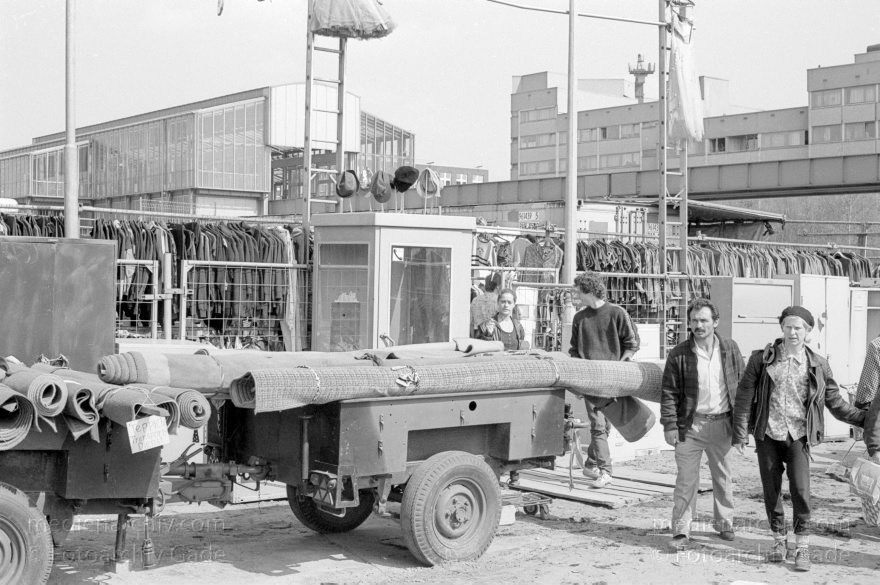 Berlin. Tiergarten. Nähe: Potsdamer Platz. Der Flohmarkt Krempelmarkt.
April 1989. Berlin. Mitte. Tiergarten. Nähe: Potsdamer Platz. Der Flohmarkt 'Krempelmarkt'.
Schlüsselwörter: Berlin;Deutschland;Flohmarkt;Germany;Krempelmarkt;Potsdamer Platz;1989;Tiergarten