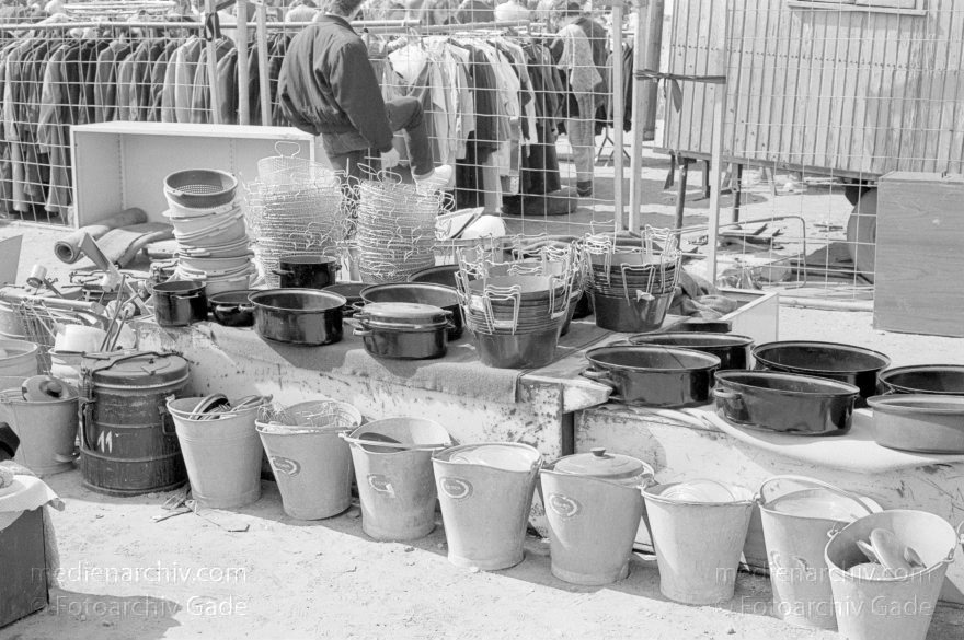 Berlin. Tiergarten. Nähe: Potsdamer Platz. Der Flohmarkt Krempelmarkt.
April 1989. Berlin. Mitte. Tiergarten. Nähe: Potsdamer Platz. Der Flohmarkt 'Krempelmarkt'.
Schlüsselwörter: Berlin;Deutschland;Flohmarkt;Germany;Krempelmarkt;Potsdamer Platz;1989;Tiergarten
